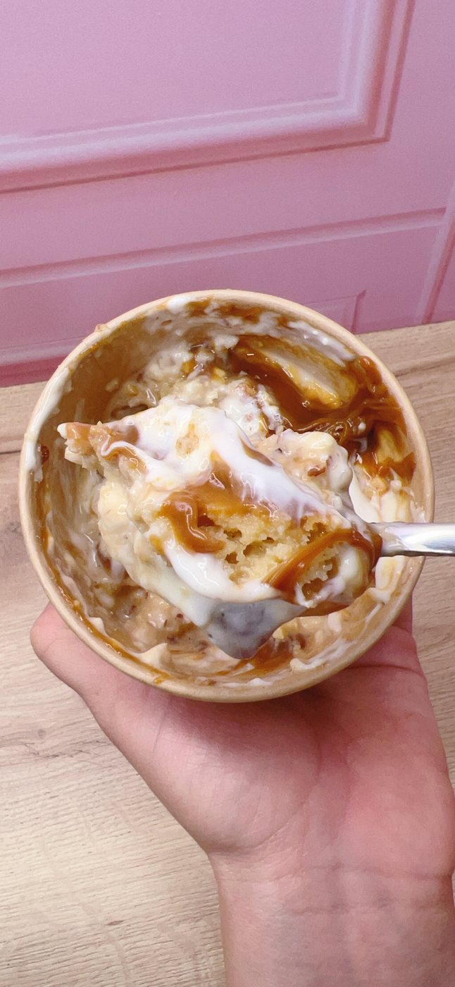 Cuchareable cremoso de arequipe saludable con crema y salsa de arequipe