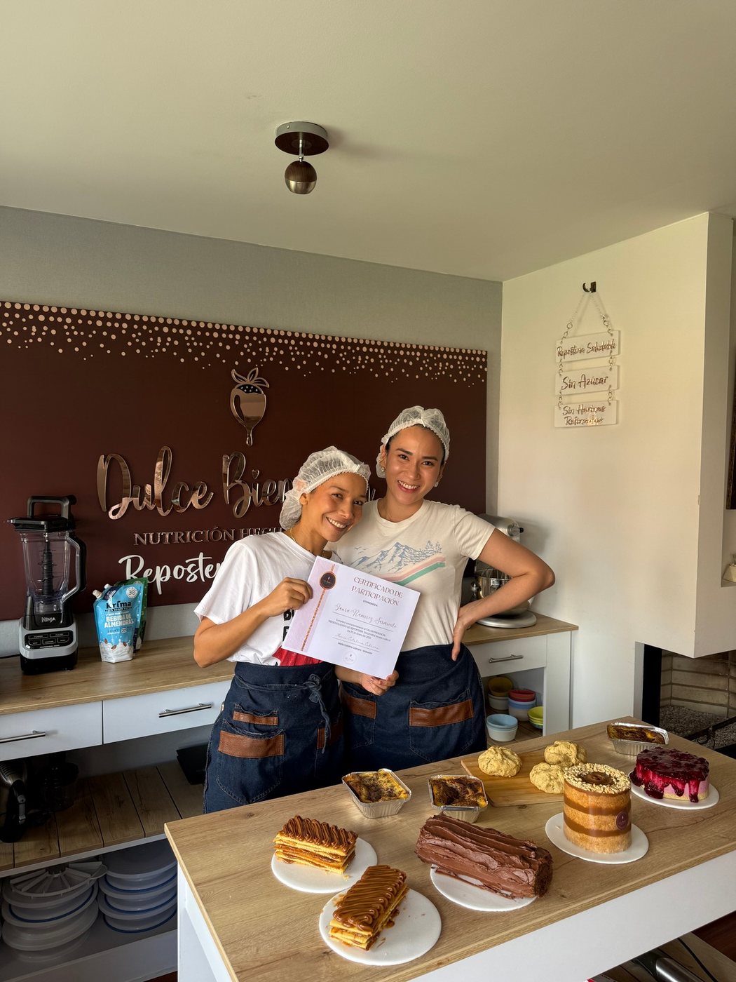 Catalina Cabrera, fundadora de Dulce Bienestar, en su taller de repostería saludable junto a una alumna