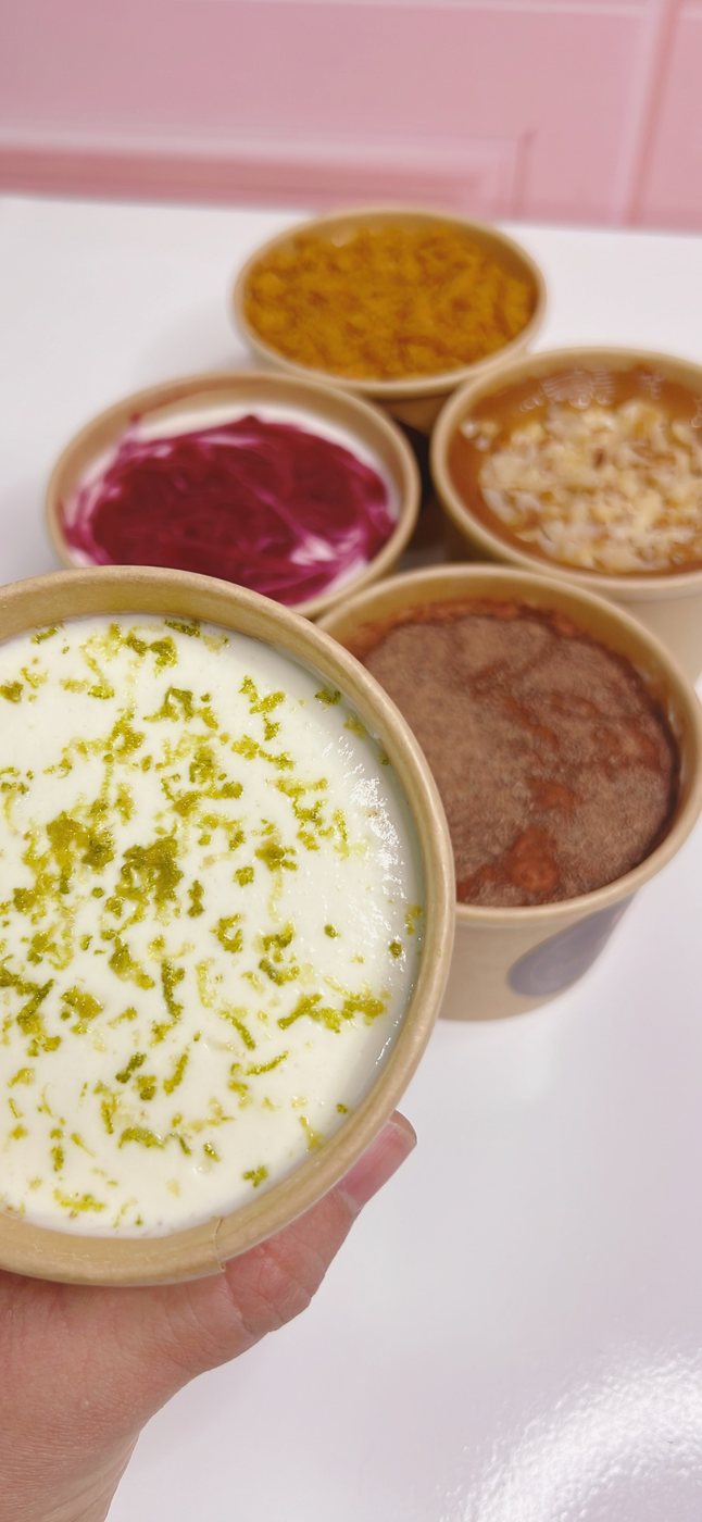 Cuchareable cremoso de limón saludable con ralladura de limón, junto a otros sabores