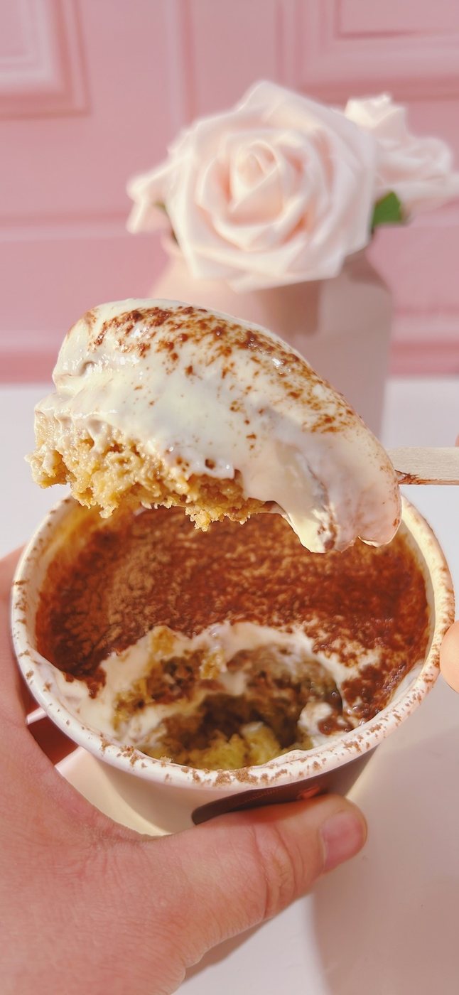 Cuchareable cremoso de mocaccino saludable espolvoreado con cacao